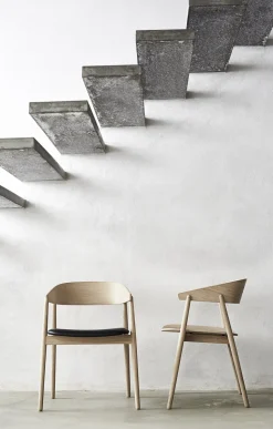 AC2 armchair Oak white pigm. lacquer leather seat