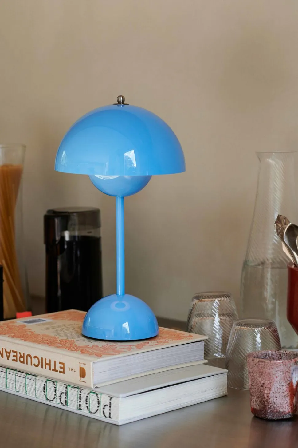 Flowerpot Portable Lamp VP9, Magnetic Charger