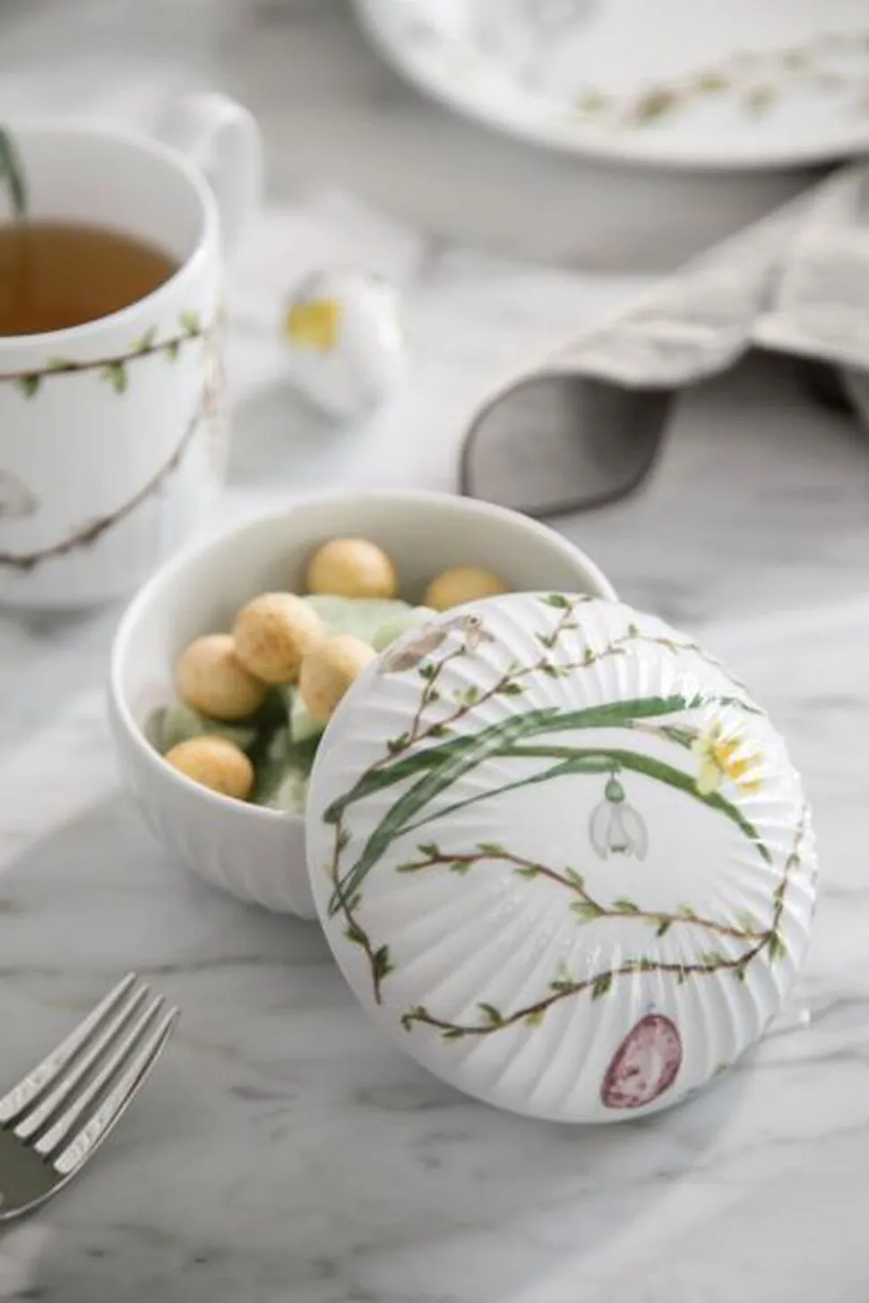 Hammershøi Easter Bonbonniere Ø12 cm hvid med dekoration