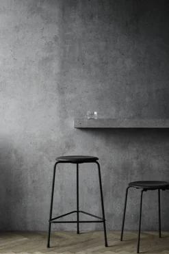 HIGH DOT skammel Cowboy Black / Black mat lacquered base