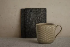 Rhombe Earth Krus med hank 39 cl clay