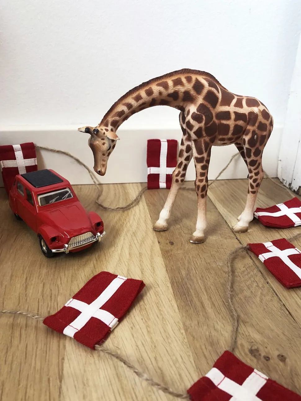 Stor flagranke med Dannebrogsflag